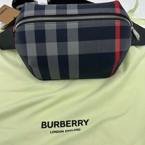 Women's Burberry Sonny  check Belt bag adjustable in navy blue made in Italy